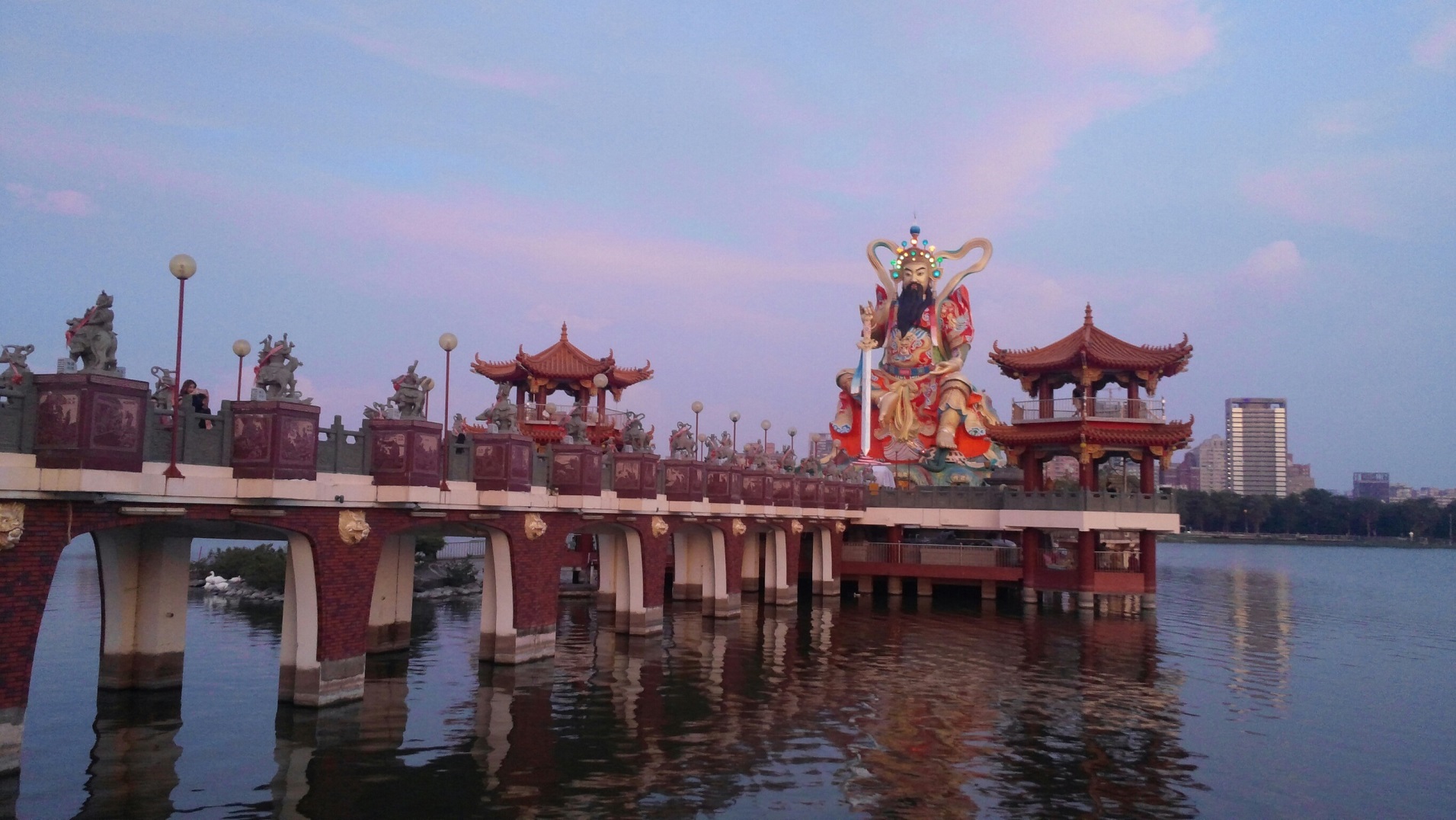 被喻為東南亞水上最高神像的玄天上帝,沐浴在紫色霞彩中。(曾晏均/大紀元)