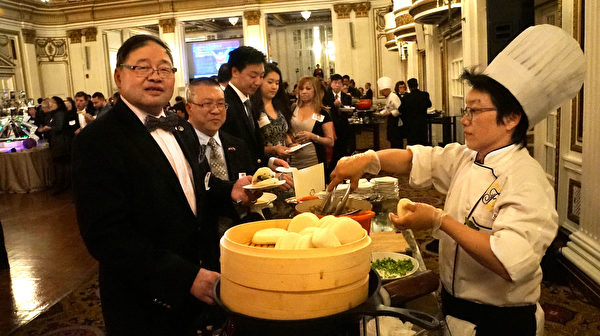 前中华公所主席阮鸿灿(左一)开心等到台湾小吃美食。(黄剑宇/大纪元)