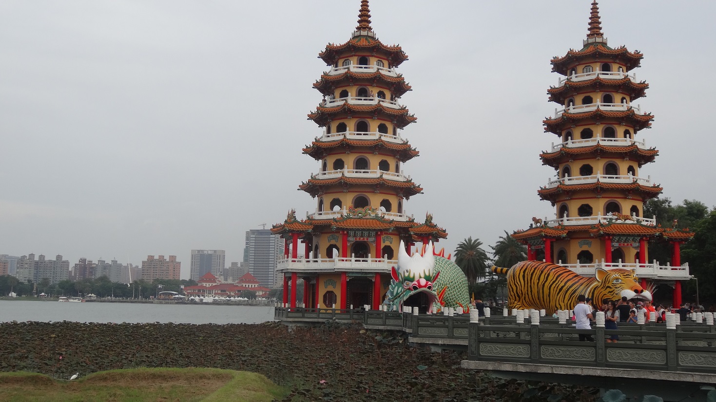 龍虎塔巍峨聳立,堪稱是蓮池潭的地標。(曾晏均/大紀元)