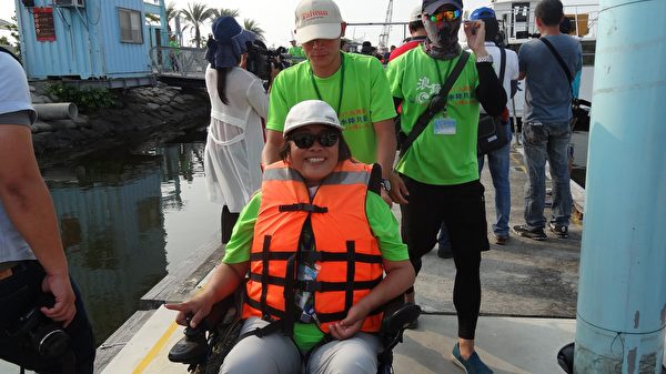 参与的身障者开心兴奋地直说：“这是生平第一次坐帆船，好紧张，好像在作梦！”（曾晏均／大纪元）