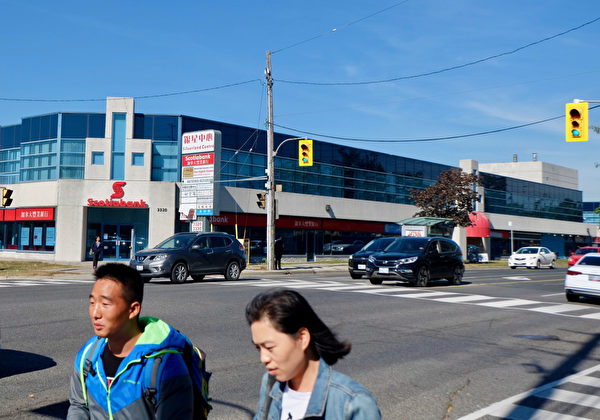 加拿大泛亚集团在2014年初推出移民项目“服饰城”，如今是由银行、按摩店、快递公司等组成的两层商业楼。（周月谛／大纪元）