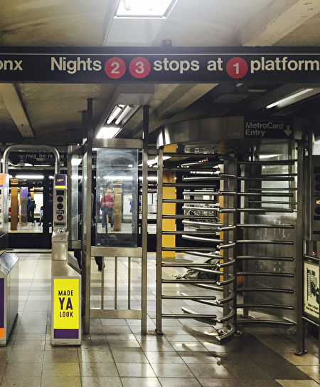 地鐵的三叉旋轉門已經成為通往監獄的最大管道。圖為紐約地鐵入口。（李慧/大紀元）