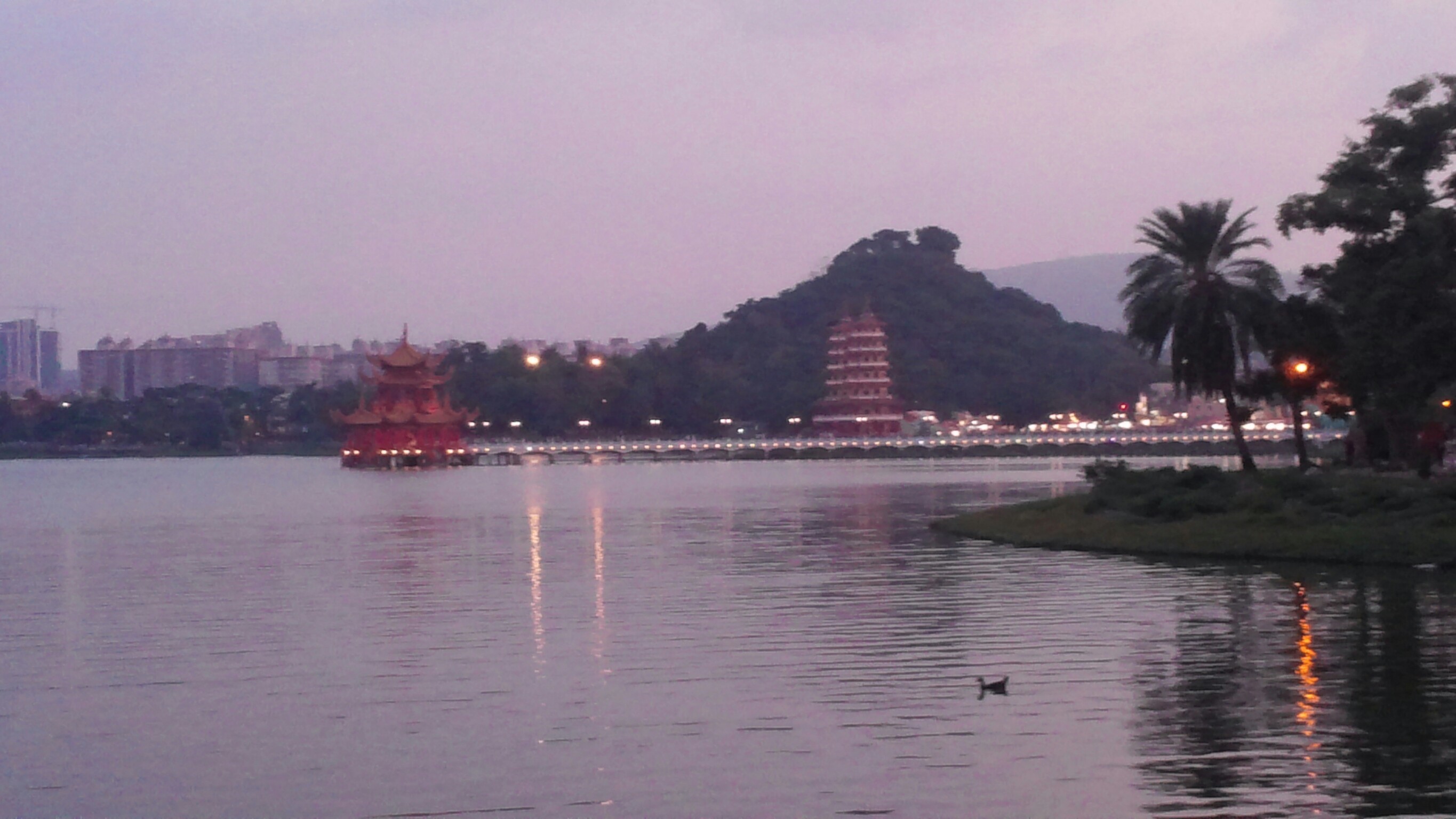 蓮潭湖面山光水色,夕照也是一絕色美景。(曾晏均/大紀元)