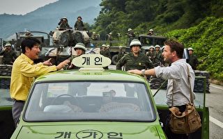 改編自真人實事的韓國電影《我只是個計程車司機》（A Taxi Driver）劇照。（車庫娛樂提供）