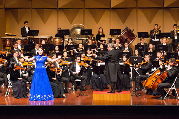 2017年9月30日晚上，神韻交響樂團於台灣彰化市員林演藝廳演出，圖為女高音歌唱家耿皓藍在演唱。（陳霆／大紀元）