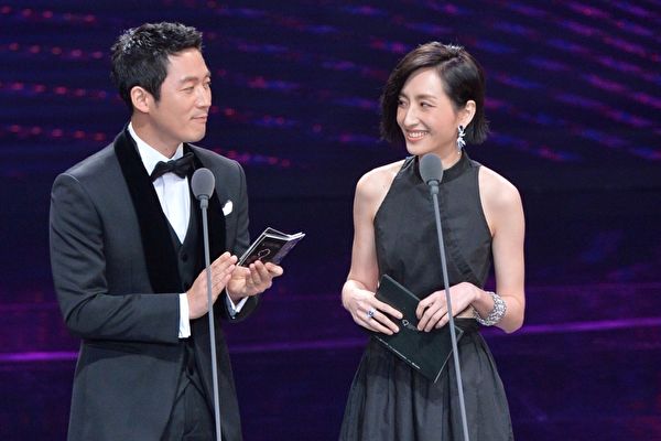 柯佳嬿（右）與韓星張赫在第52屆金鐘獎頒獎禮上擔任頒獎人。（三立提供）