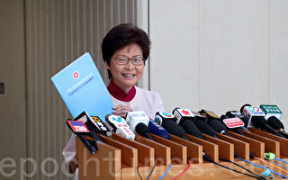 行政长官林郑月娥向传媒展示明天公布的《施政报告》方案。（李逸／大纪元）