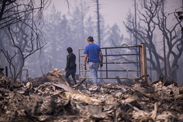 北加州发生有史以来最惨重的火灾，已造成21人死亡、近3000人失联，至少3500栋建筑物烧毁。图为2017年10月10日，加州圣塔罗莎，一处住宅区的建物几乎全部被烧光。(David McNew/Getty Images)