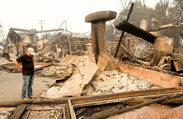 北加州發生有史以來最慘重的火災，已造成21人死亡、近3000人失聯，至少3500棟建築物燒毀。圖為2017年10月10日，加州聖塔羅莎，一處酒莊遭焚毁。(JOSH EDELSON/AFP/Getty Images)