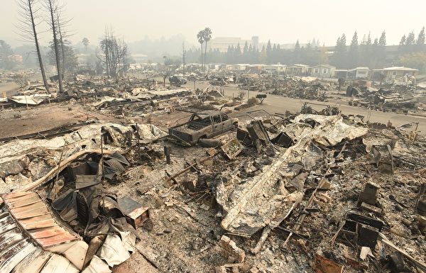 北加州发生有史以来最惨重的火灾，至少3500栋建筑物烧毁，近3000人失联。图为2017年10月10日，加州圣塔罗莎，一处住宅区的建物几乎全部被烧光。(JOSH EDELSON/AFP/Getty Images)