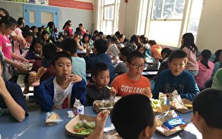 全美学校午餐周（National School Lunch week）旧金山联合学区推出学生新食谱。（景雅兰／大纪元）