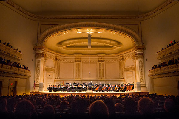 10月15日下午，神韻交響樂團2017巡演來到紐約卡內基大廳（Carnegie Hall）隆重上演。（戴兵／大紀元）