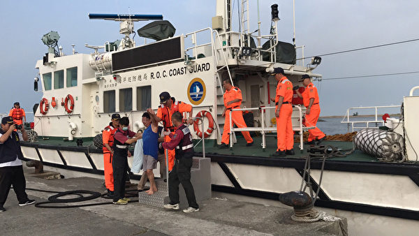 宏都拉斯货轮翻覆 失踪船员漂流8小时获救
