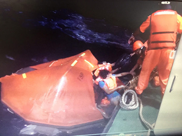 宏都拉斯货轮翻覆 失踪船员漂流8小时获救