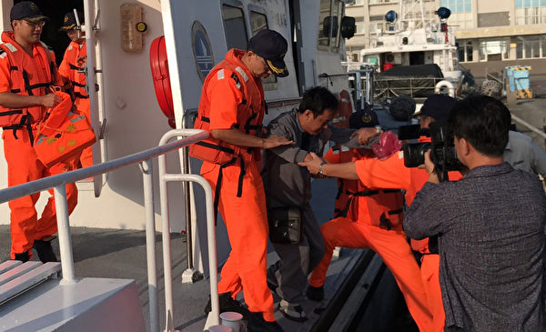 宏都拉斯貨輪翻覆 失蹤船員漂流8小時獲救