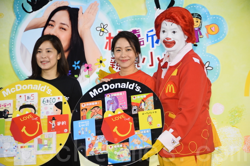 女星林嘉欣22日出席慈善绘本活动，透露特别为此走进已阔别13年的录音室录歌，虽然歌手出身，但嘉欣坦言再次录音感觉紧张。（宋碧龙/大纪元）
