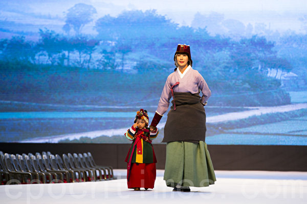 為了慶祝“第21屆韓服節”，10月20日晚上在首爾景福宮舉行韓服秀。韓國文化體育觀光部和韓國工藝設計文化振興院主辦的這次慶祝活動的主題是“我的驕傲，我的韓服”。為了更好的向全世界弘揚韓服的優美與價值，委任韓國明星申世炅等四人為今年的“韓服宣傳大使”。 （全景林／大紀元）