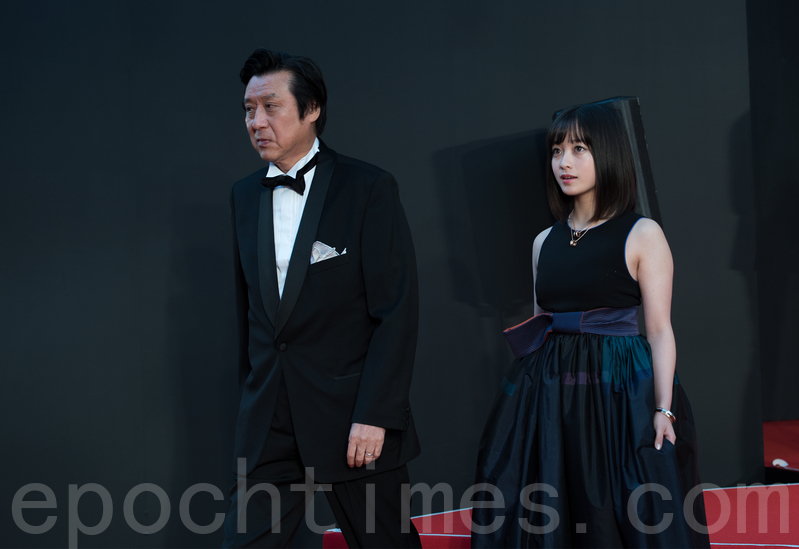 2017年第30届东京国际电影节10月25日在东京六本木开幕，各国演员和导演华丽登场。图为本届电影节的宣传大使桥本环奈（右）。（野上浩史／大纪元）
