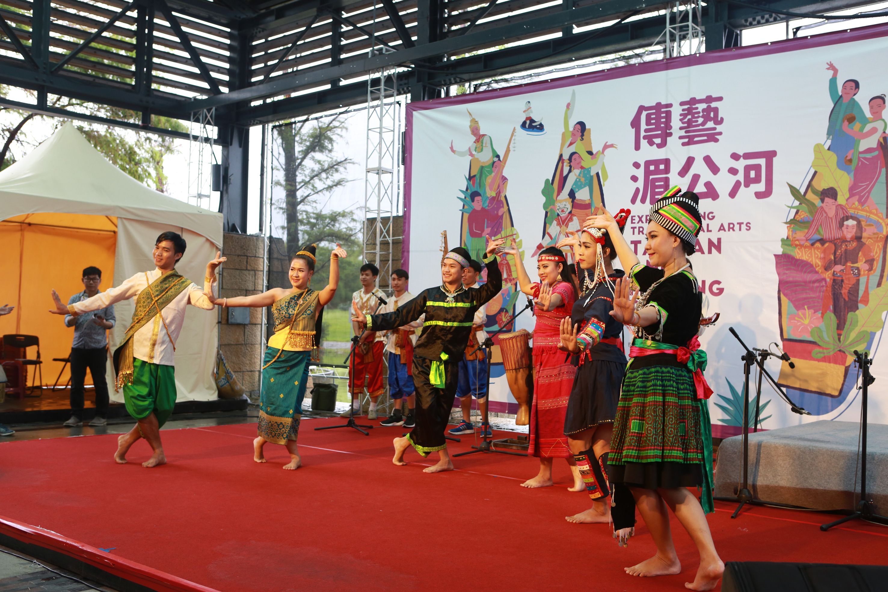 寮国传统民俗音乐团表演《五宝舞》。（曾汉东／大纪元）