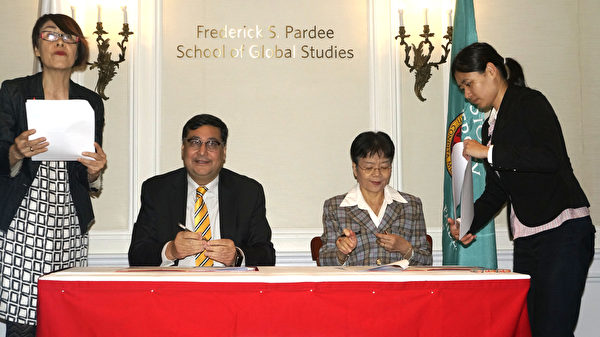 波士頓大學全球研究學院院長AdilNajam(左二)和教育組組長陳幗珍(右二)簽署合作協議。(景灝/大紀元)