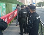 济南重汽派遣工打横幅 讨缴近千万元保险费