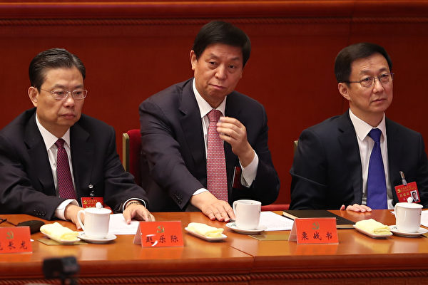 趙樂際（右三），栗戰書（右二），韓正（右一）在十九大閉幕式上。（ Lintao Zhang/Getty Images）