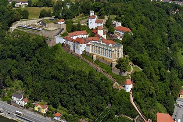 主教领地城堡（Veste Oberhaus）坐落在多瑙河左岸的圣乔治山上，高出多瑙河和伊尔茨河的河谷105米，俯瞰多瑙河对岸的帕绍老城。（帕绍旅游局提供）