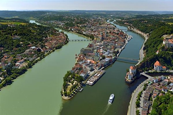 古城帕绍三河交汇的奇景，从左至右为因河（Inn）蓝色多瑙河（Donau）、伊尔茨河（ILS）。（帕绍旅游局提供）