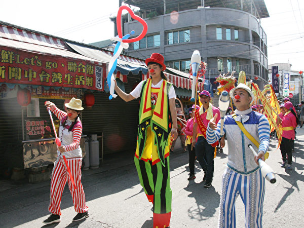 歡樂聯盟小丑一起加入踩街行列。（彭秋燕／大紀元）