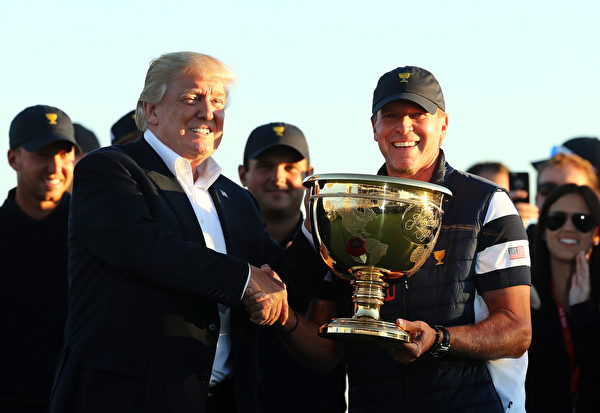 美國總統特朗普將總統盃冠軍金盃頒發給隊長史蒂夫‧史翠克代表的美國隊。 (Elsa/Getty Images)