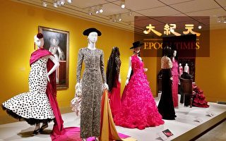 10月8日，“奧斯卡·德拉倫塔華麗與浪漫”時裝展（The Glamour and Romance of Oscar de la Renta）在休斯頓美術館開幕，展出近80件奢華高雅、風情萬種的華服。（易永琦／大紀元）