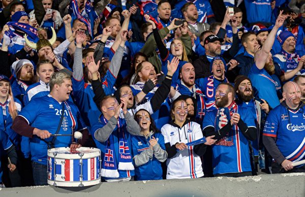 数万冰岛球迷见证了自己国家队创造历史的一刻。 (HARALDUR GUDJONSSON/AFP/Getty Images)