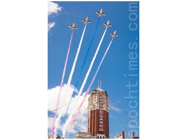 中華民國106年國慶大會10日在總統府前廣場舉行，雷虎特技小組壓軸演出，施放代表國旗青天白日滿地紅的藍白紅3色彩煙。（陳柏州／大紀元）
