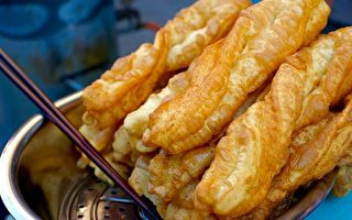金黄酥脆的油条是华人忘不了的传统好味道。（维基百科公有领域）