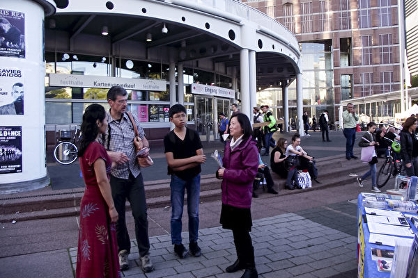 10月11日至15日法蘭克福國際書展期間，法輪功學員在會展中心前講真相。圖為會展中心大門口與地鐵口之間的攤位。（大紀元）