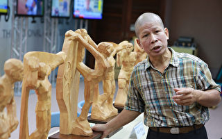 黄增添老师与创作木雕奖杯。（曾汉东／大纪元）