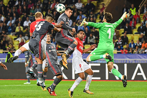 土耳其勁旅貝西克塔斯在主場2：1擊敗摩納哥。圖為雙方球員拼搶瞬間。 (BORIS HORVAT/AFP/Getty Images)