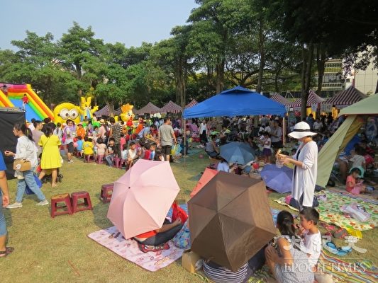 庆祝中坜人口突破40万，草地野餐音乐会热闹滚滚。（徐乃义／大纪元）