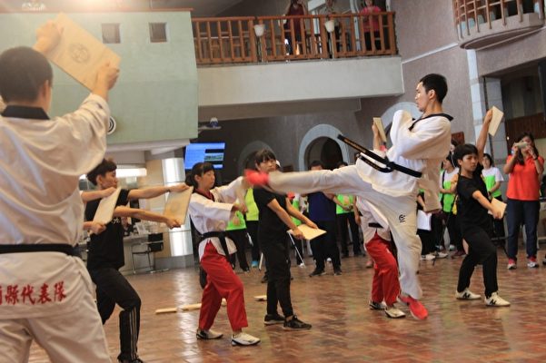 宜兰县跆拳道代表队精湛演出。（谢月琴／大纪元）