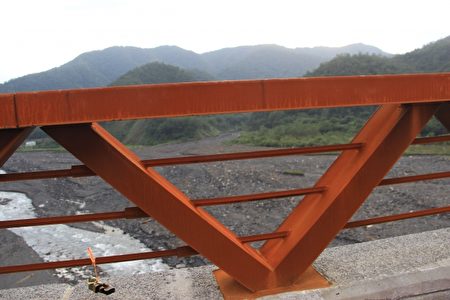 寒華大橋最大特點是欄杆採用堅固的「耐候鋼」。（謝月琴／大紀元）