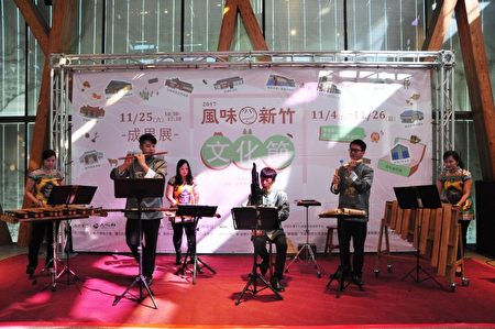 “台湾竹乐团”演奏动听的民谣。（赖月贵／大纪元）