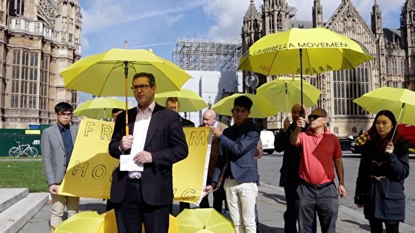 2017年9月28日，英國議會大廈前，羅傑斯在香港雨傘運動三週年集會上發言。（舒雅／大紀元） 