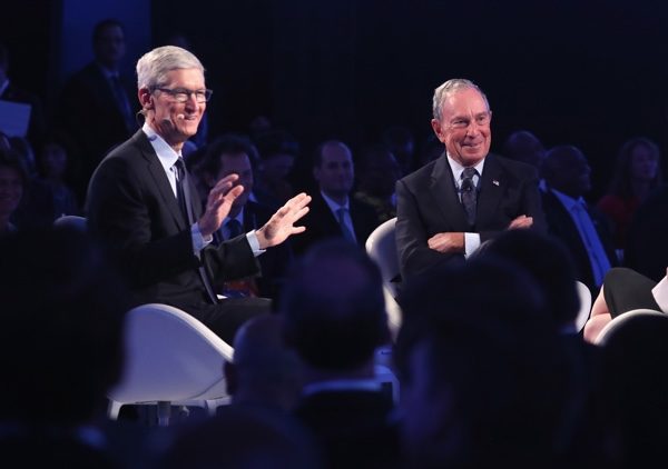 蘋果首席執行官蒂姆·庫克（左），邁克爾·布隆伯格（右）。 (John Moore/Getty Images)