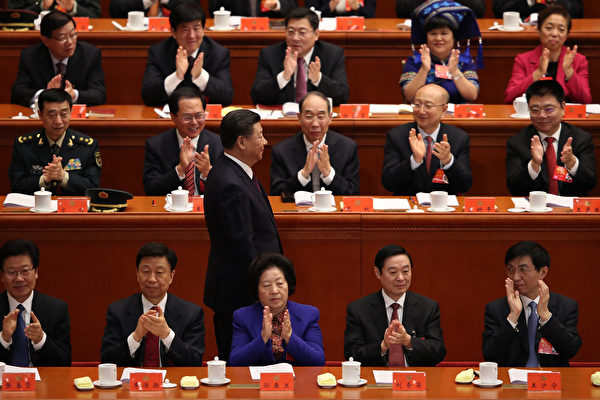 在中共十九大闭幕式上新常委王沪宁（前排右一）。（ Lintao Zhang/Getty Images）
