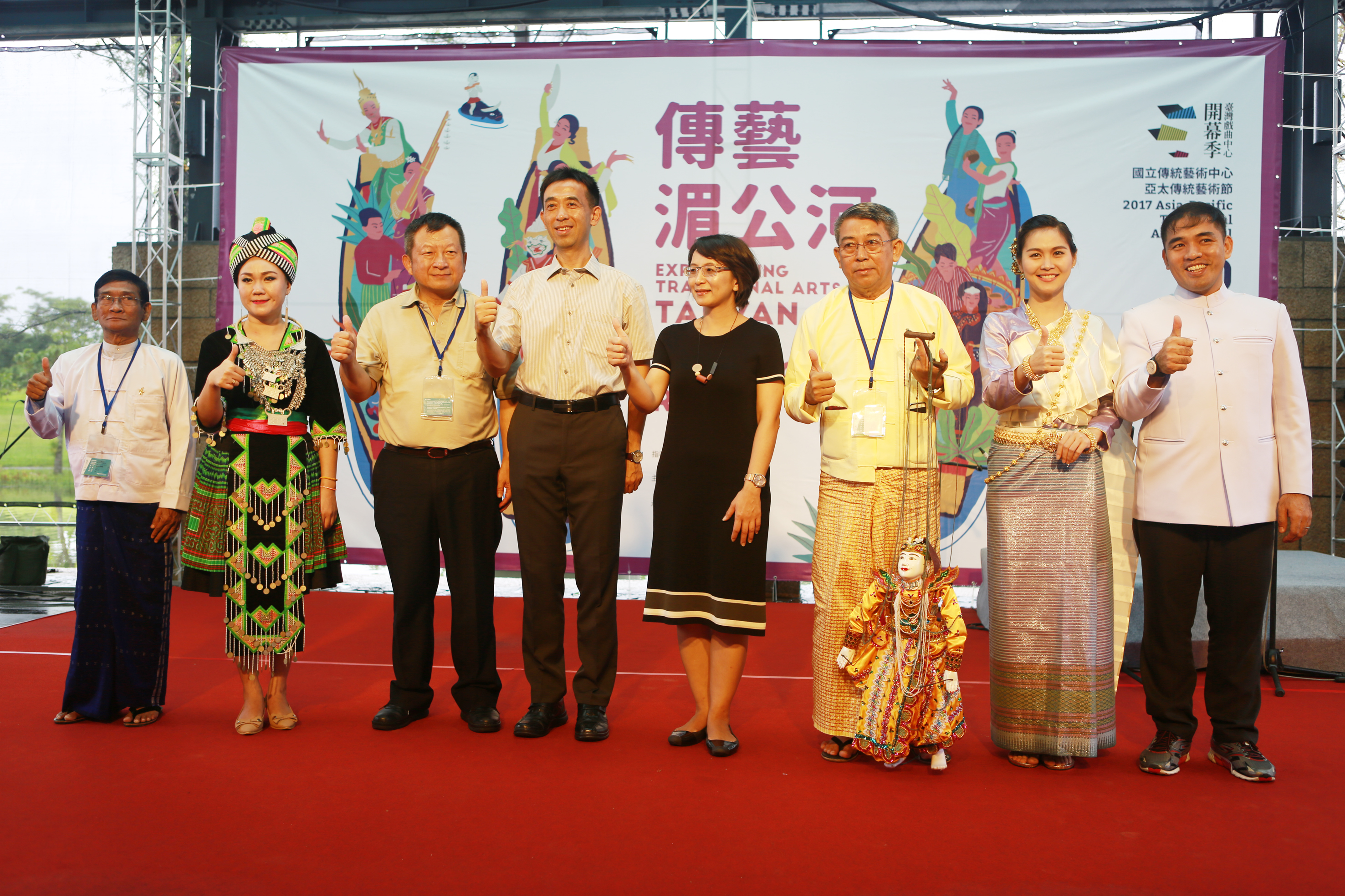 国立传统艺术中心王兰生副主任（左4）、善美的文化艺术基金会副执行长罗欣怡（右4）与寮国传统民俗音乐团代表、泰美好南风艺术团代表、缅甸南达木偶剧团代表。（曾汉东／大纪元）