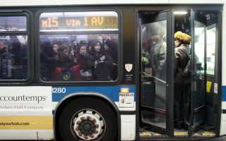 工會及通勤組織籲MTA實行「全面登車」