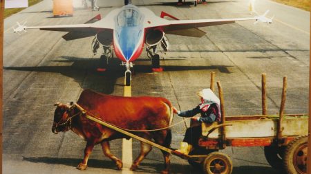 空军427联队队史馆中保存的一张照片，一个驾着牛车的农夫与三架战斗机不期而遇。