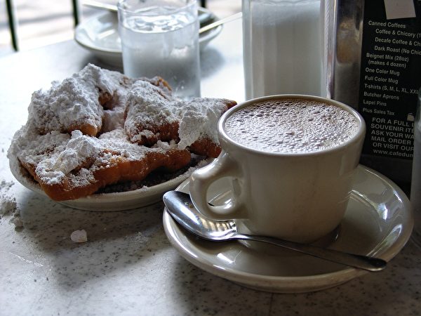 纽奥良法国区内仅此一家的世界咖啡馆(Cafe du Monde)，法式甜甜圈和咖啡牛奶值得一尝。(Michael Mayer/CC/Pixabay)