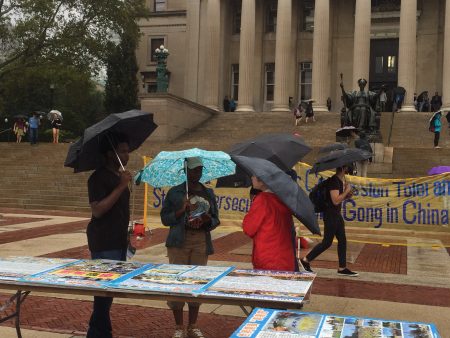 10月9日紐約哥倫比亞大學法輪功學員在Low Library樓前冒雨舉辦講真相活動。