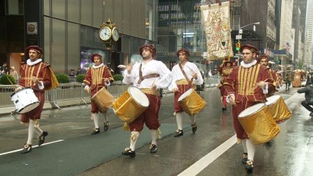 身著意大利十八世紀服裝的遊行民眾。